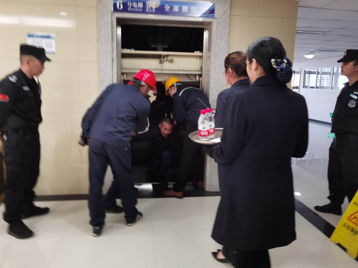 被困人员解救出故障电梯